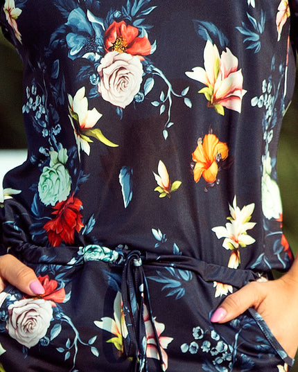 Sportliches Kleid - bunte Blumen auf einem dunkelblauen Hintergrund