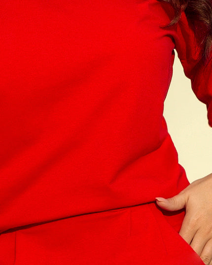 Sportliches Kleid mit einem Dekolleté auf der Rückseite - rot