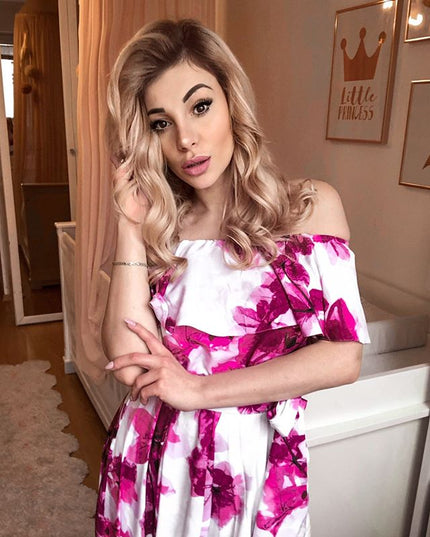 Langes Kleid mit Rüschen - große rosa Blumen