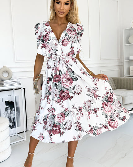 GABRIELLA Kleid mit Rüschen, Ausschnitt und Bindung – weiß mit burgunderfarbenen Rosen by numoco basic