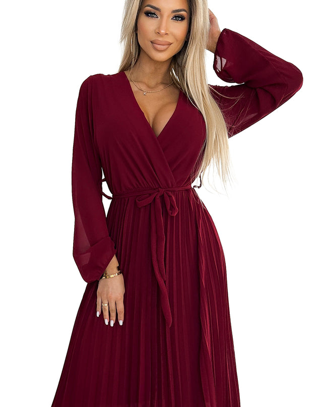 537-1 Plissiertes Chiffonkleid mit Ausschnitt, langen Ärmeln und gebundenem Gürtel - Burgunderrot by numoco basic