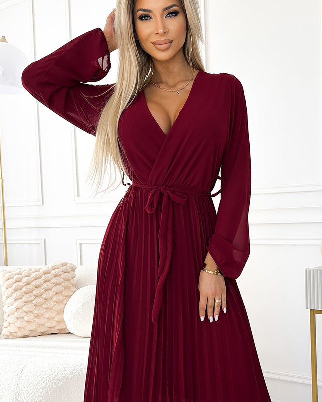 537-1 Plissiertes Chiffonkleid mit Ausschnitt, langen Ärmeln und gebundenem Gürtel - Burgunderrot by numoco basic