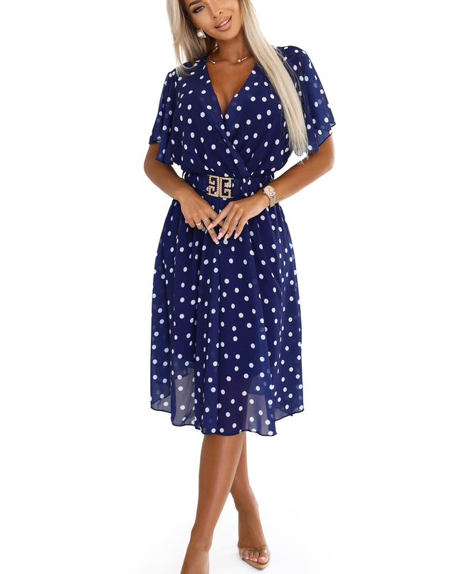 Sinnliches Kleid mit weißen Punkten, Wickelausschnitt und dekorativem Gürtel - Marineblau